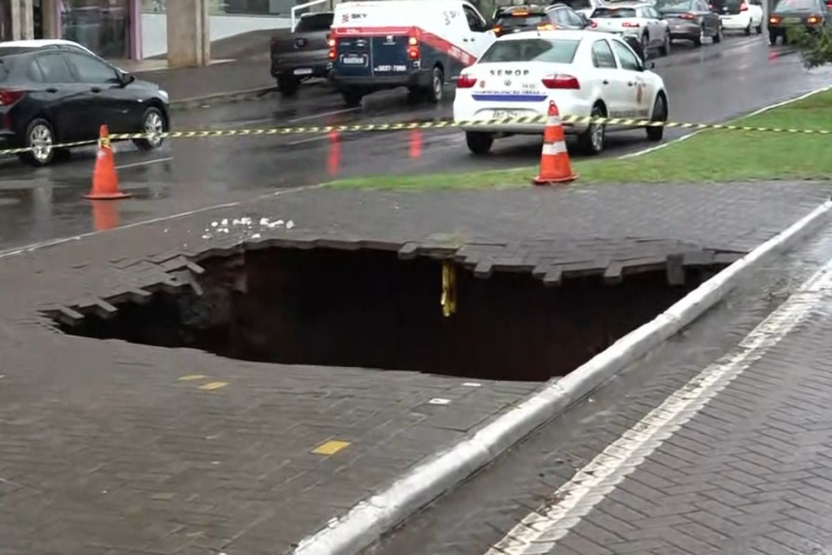 Cratera de seis metros de profundidade se abre em avenida no Centro de Maringá; entenda