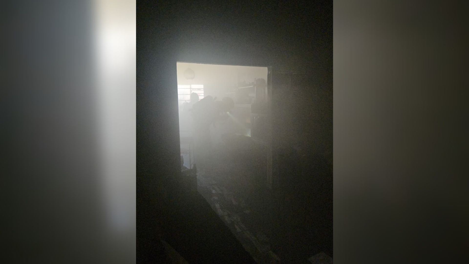 Avó e neta ficam feridas durante incêndio residencial em MG; vídeo mostra ação dos bombeiros 