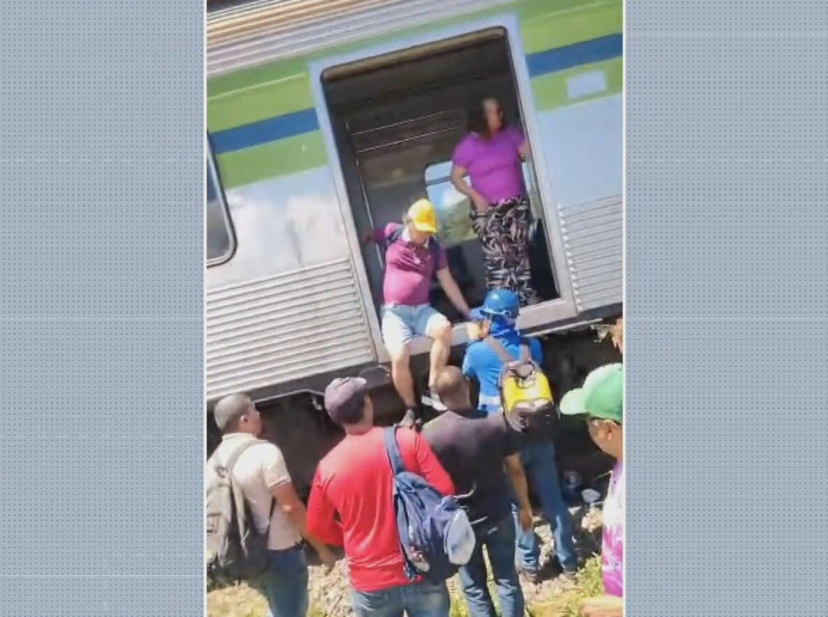 Curto-circuito paralisa trens na Linha Sul do Metrô do Recife; VÍDEO