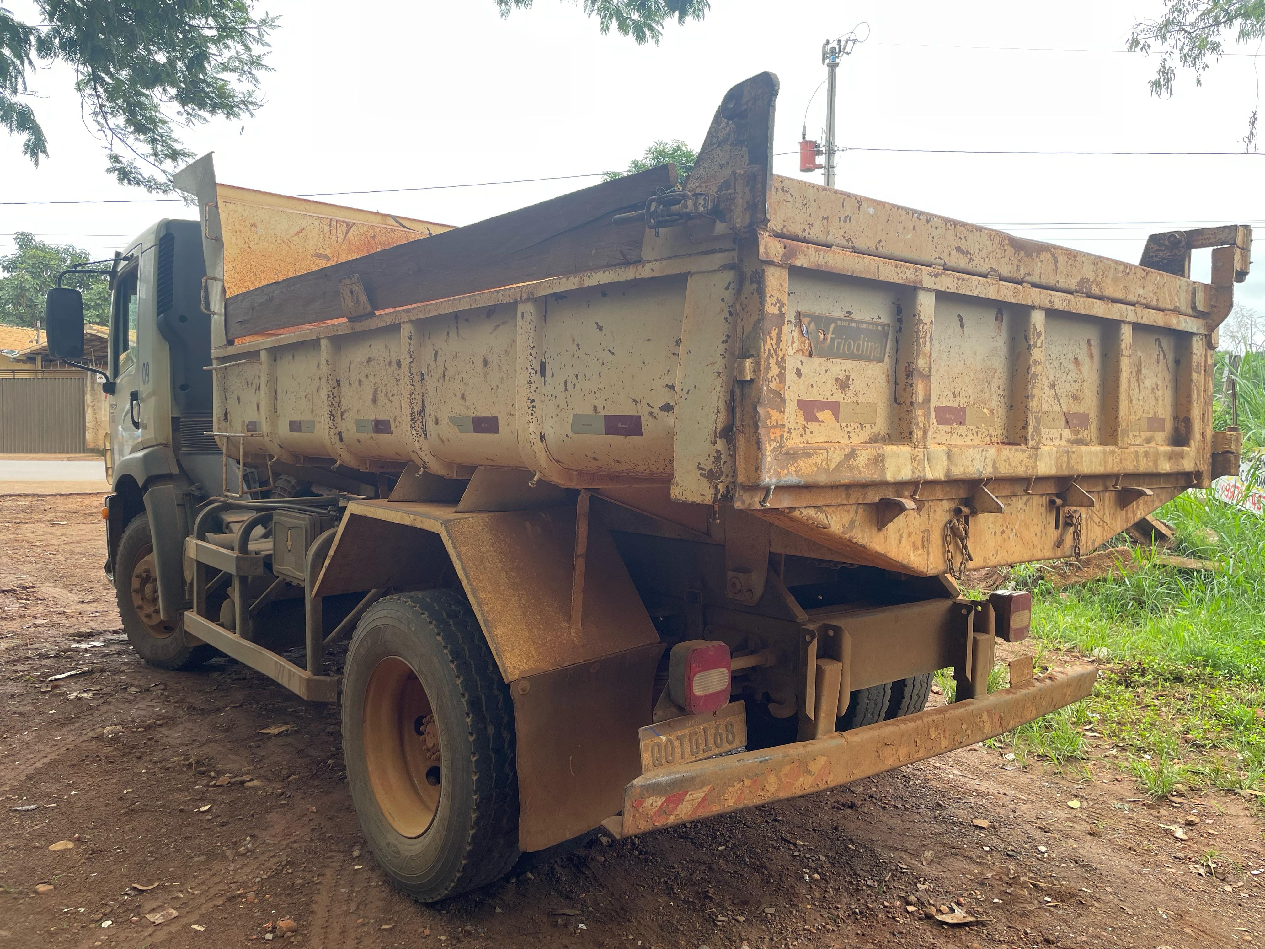 Homem fica em estado grave ao ser atingido por tampa de caminhão da Prefeitura de Patos de Minas