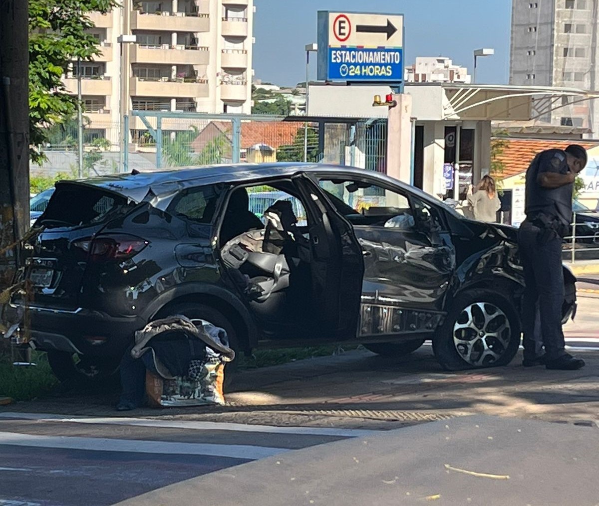 Capotamento envolvendo carro e caminhonete na madrugada deixa mulher ferida, na Avenida Coronel José Soares Marcondes