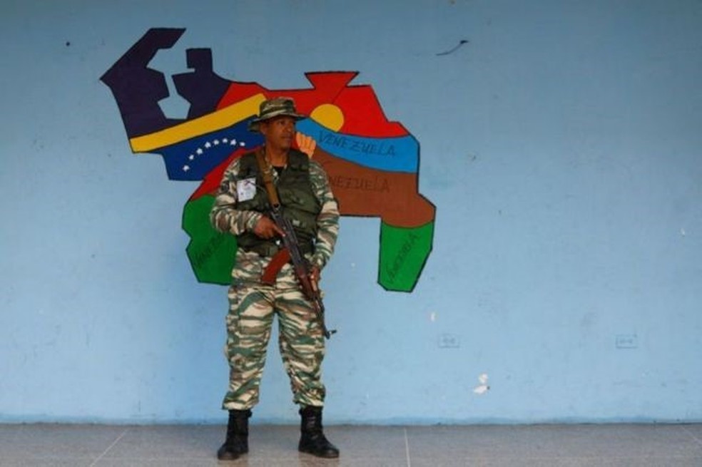 As milícias bolivarianas defenderam os locais de votação durante o referendo sobre Essequibo realizado na Venezuela. — Foto: GETTY IMAGES