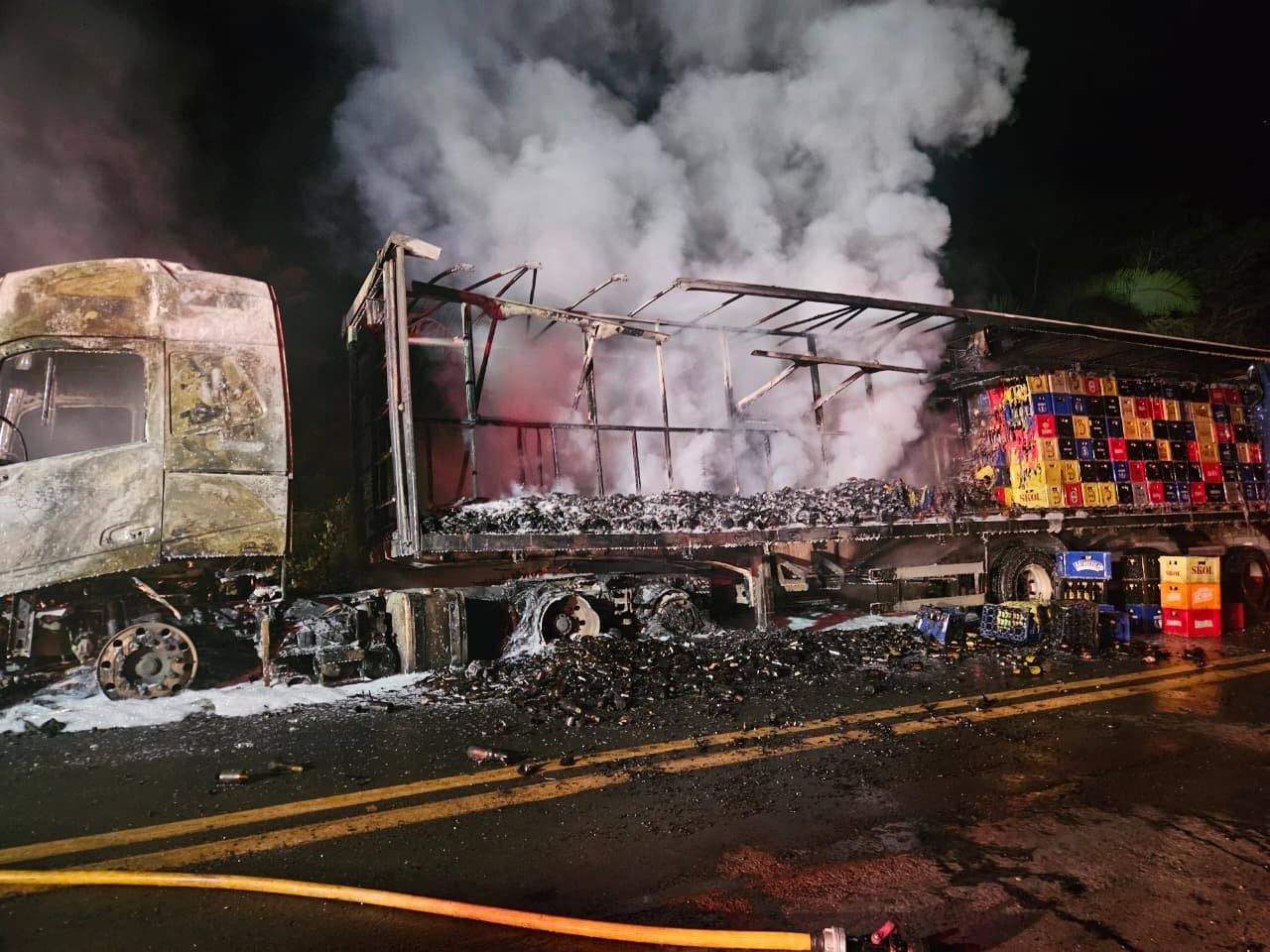 Carreta carregada de caixas de cervejas fica destruída após pegar fogo no Piauí