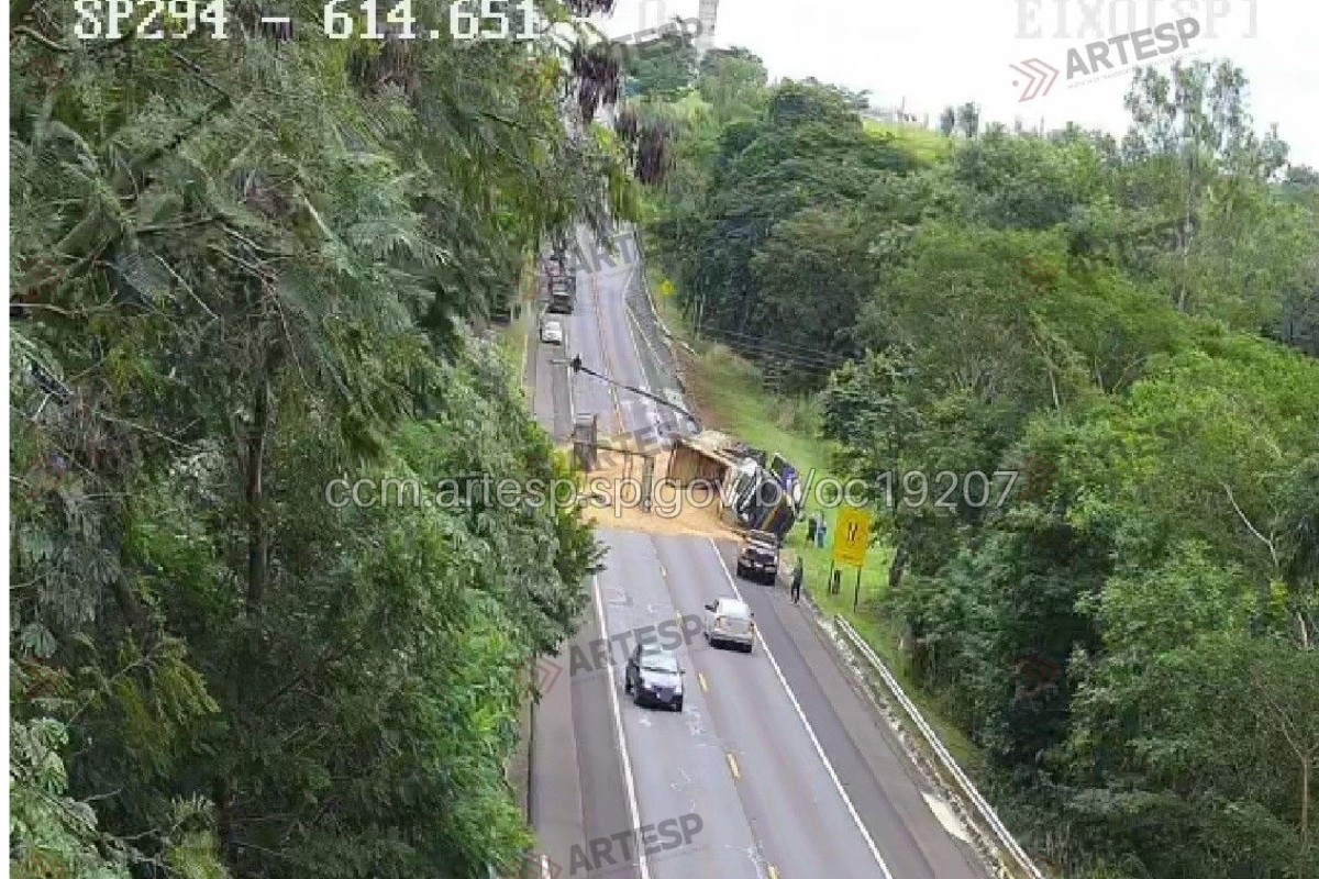 Pneu estoura, carreta carregada com amendoim tomba e interdita rodovia no interior de SP