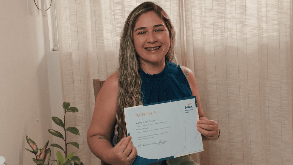 Aldjane Nunes foi uma das parnamirinenses que fez o curso de Cuidador de Idosos &mdash; Foto: Ascom/CMP