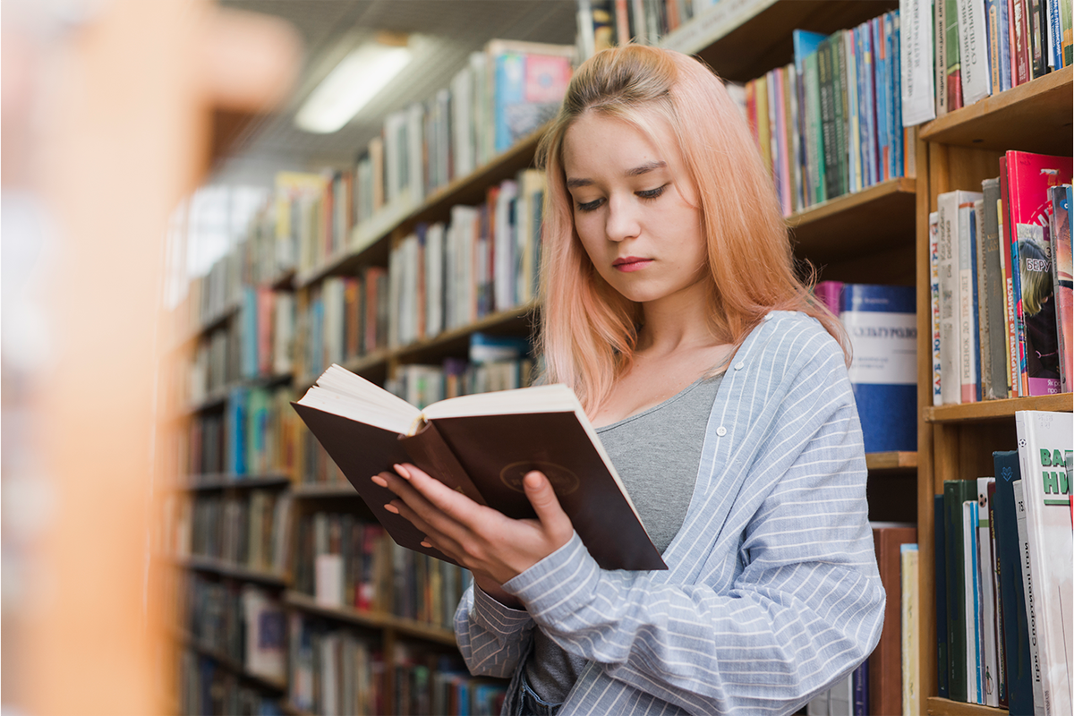 Прода читать. Подросток с книгой. Чтение в библиотеке. Книга человек. Читатели в библиотеке.