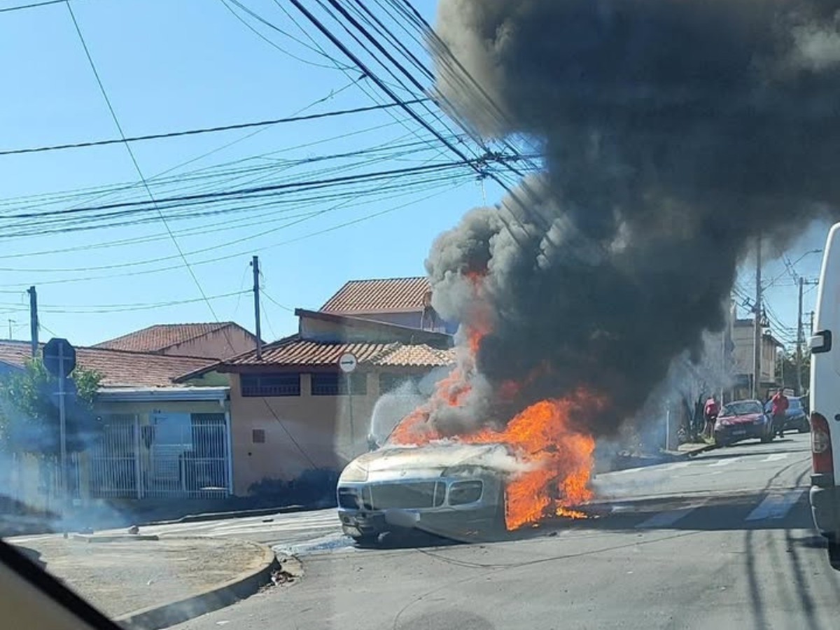 Porsche é tomada por fogo em Indaiatuba