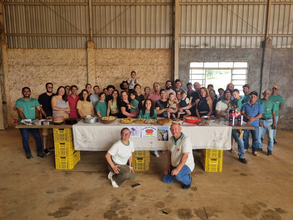 Irani reuniu família, amigos e todas as pessoas que o ajudam na lavoura — Foto: Arquivo pessoal