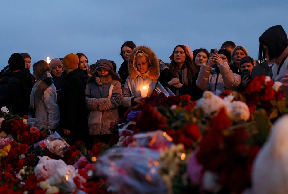 Número de mortos em atentado em Moscou sobe para 137; russos fazem homenagem, e papa fala em 'ofensa a Deus'