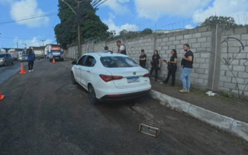 Carro usado pelos suspeitos tinha diversas marcas de tiros — Foto: TV Bahia