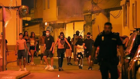 A cidade na Espanha onde grupos de direita radical perseguem migrantes