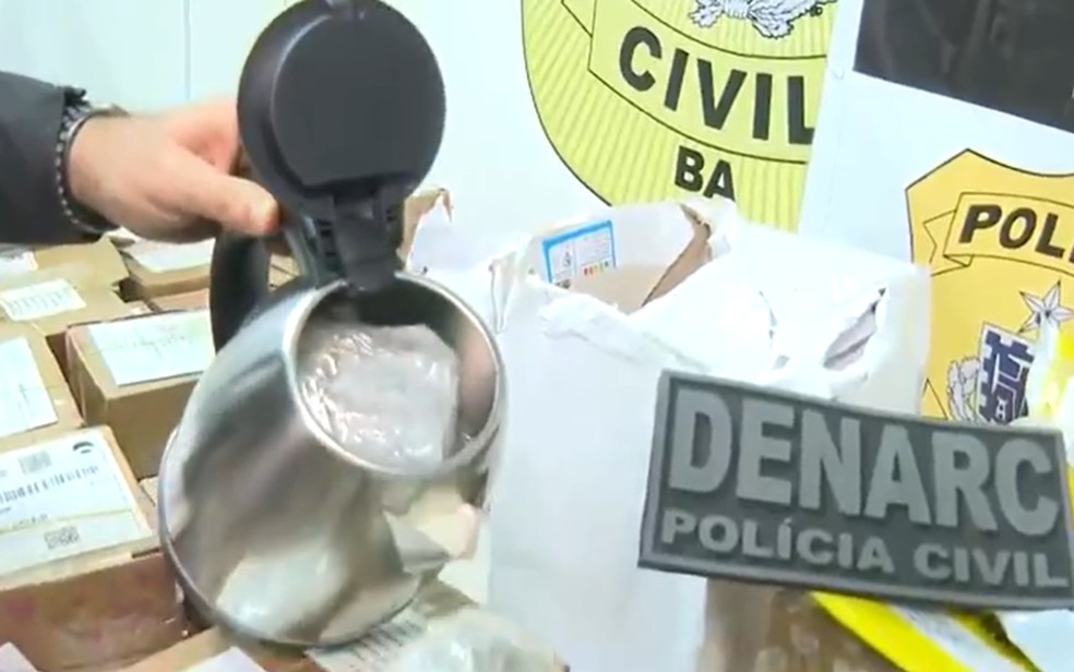 Parte das drogas foram encontradas dentro de garrafa térmica em Simões Filho — Foto: TV Bahia