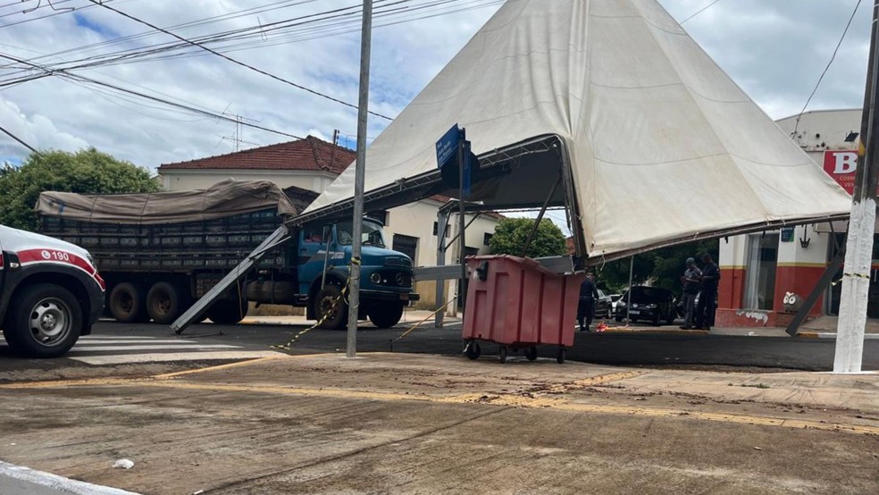 1 de 1
Motorista de caminhão desrespeita sinalização e derruba tenda de carnaval em Borborema — Foto: Prefeitura de Borborema/divulgação