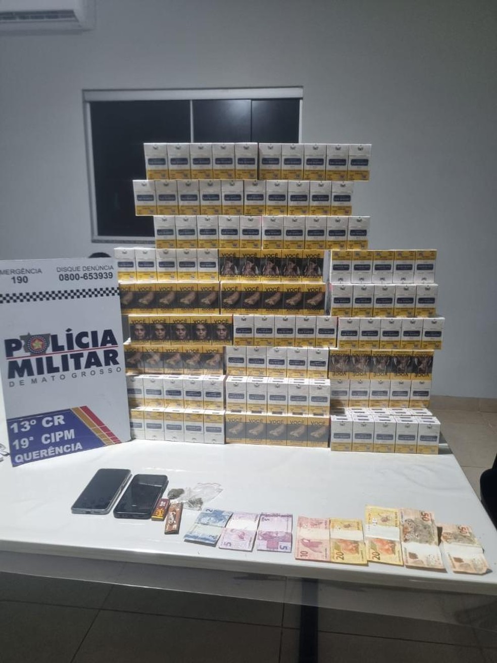 Dois homens são presos por contrabando de 480 carteiras de cigarros em MT — Foto: Polícia Militar