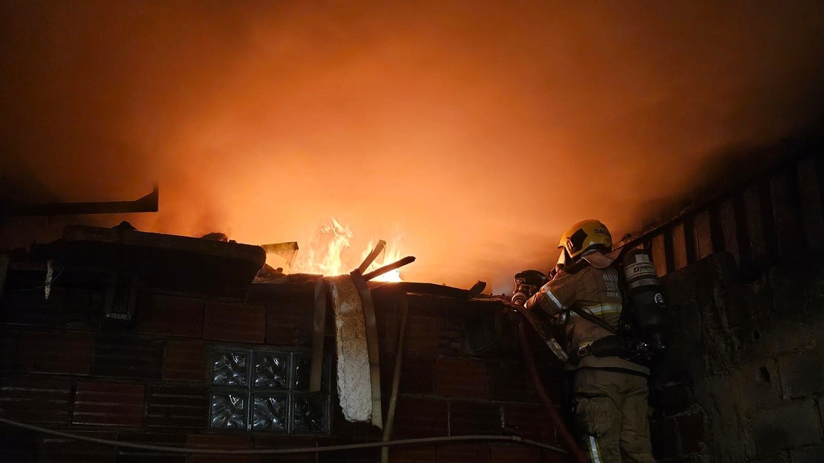 Incêndio atinge prédio onde funcionava fábrica clandestina de estofados em Ubá