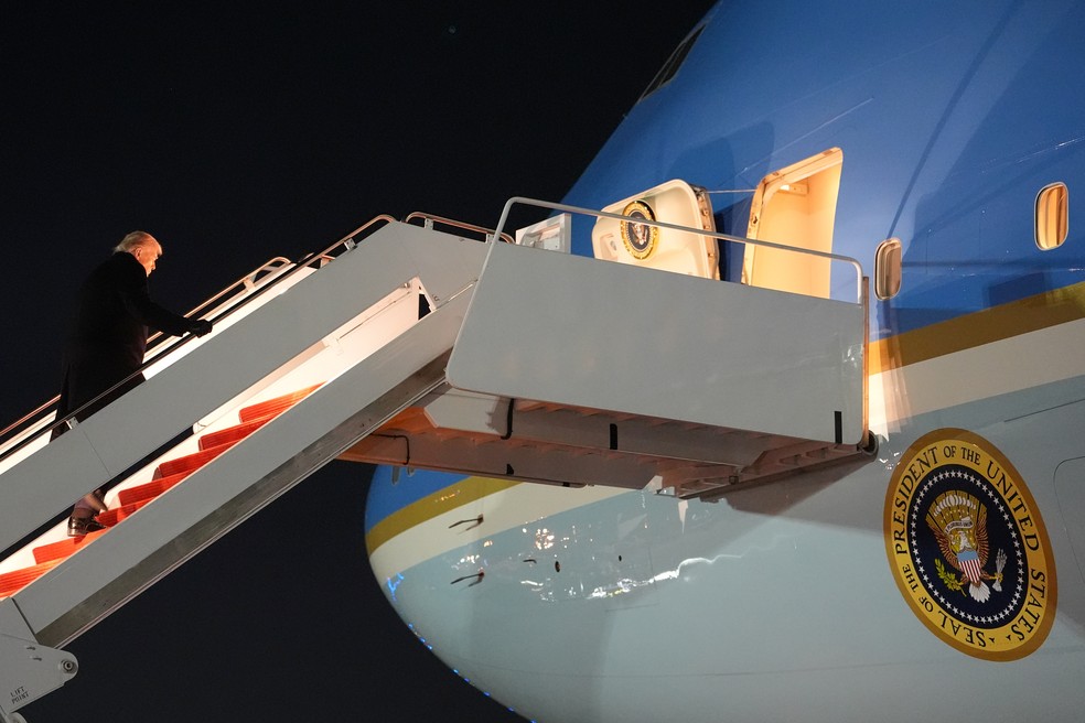 O presidente Donald Trump embarca no Air Force One para participar do Fórum Econômico Mundial em Davos, na terça-feira, 20 de janeiro de 2026, na Base Aérea Conjunta Andrews, em Maryland — Foto: Foto AP/Evan Vucci