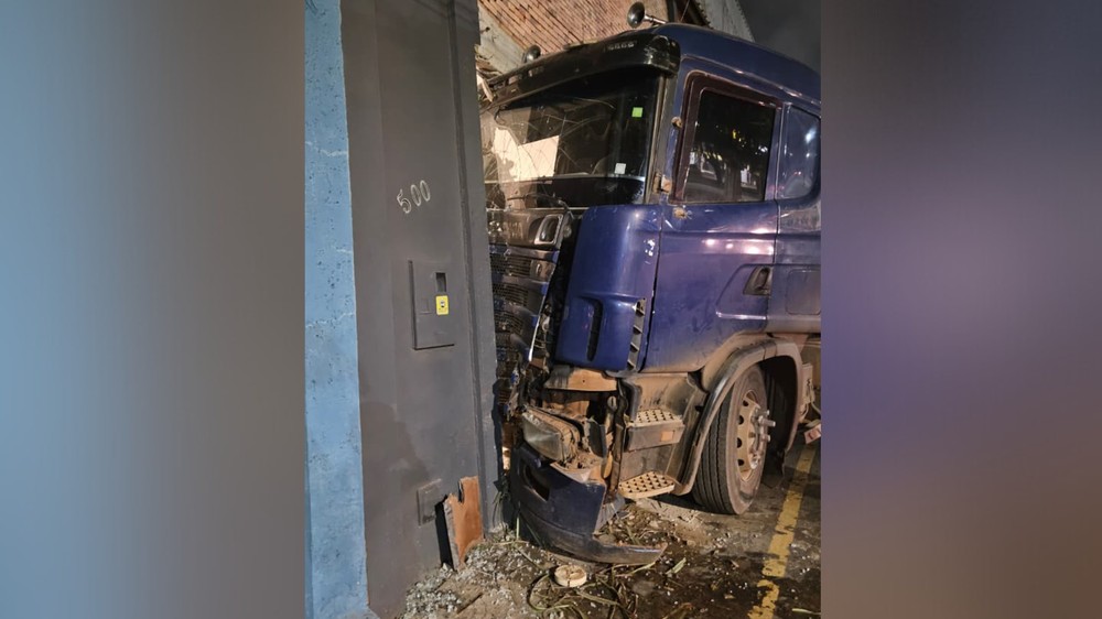 Carreta desgovernada e sem motorista invade restaurante às margens da BR-040 em MG