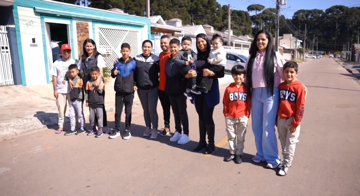Com oito irmãos gêmeos de quatro famílias diferentes, rua da Grande Curitiba fica famosa como 'Rua dos Gêmeos'