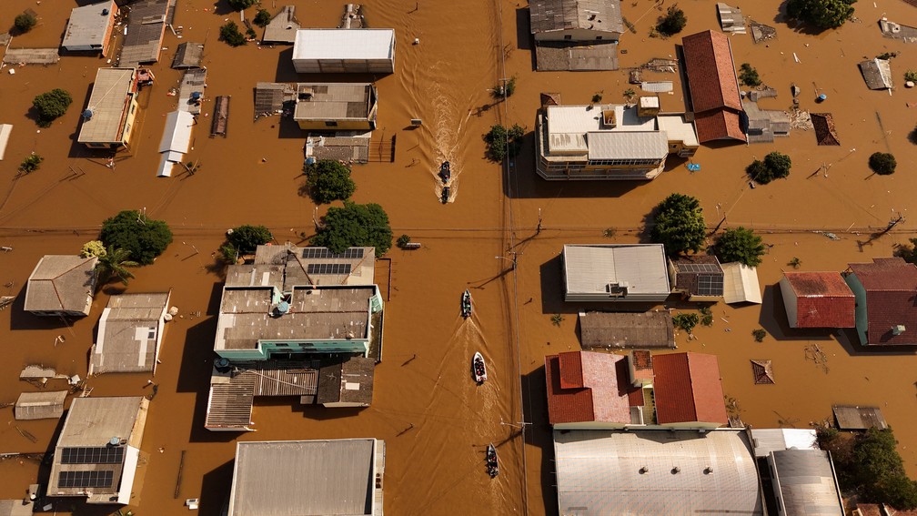 5 de maio - Imagem de drone mostra voluntários procurando por moradores isolados em Canoas, no Rio Grande do Sul — Foto: Amanda Perobelli/Reuters