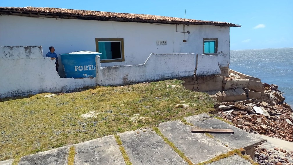 Outra casa atingida pela ação do avanço do Rio Piauí na Ponta do Saco, em Estância (SE). — Foto: Defesa Civil/ Estância