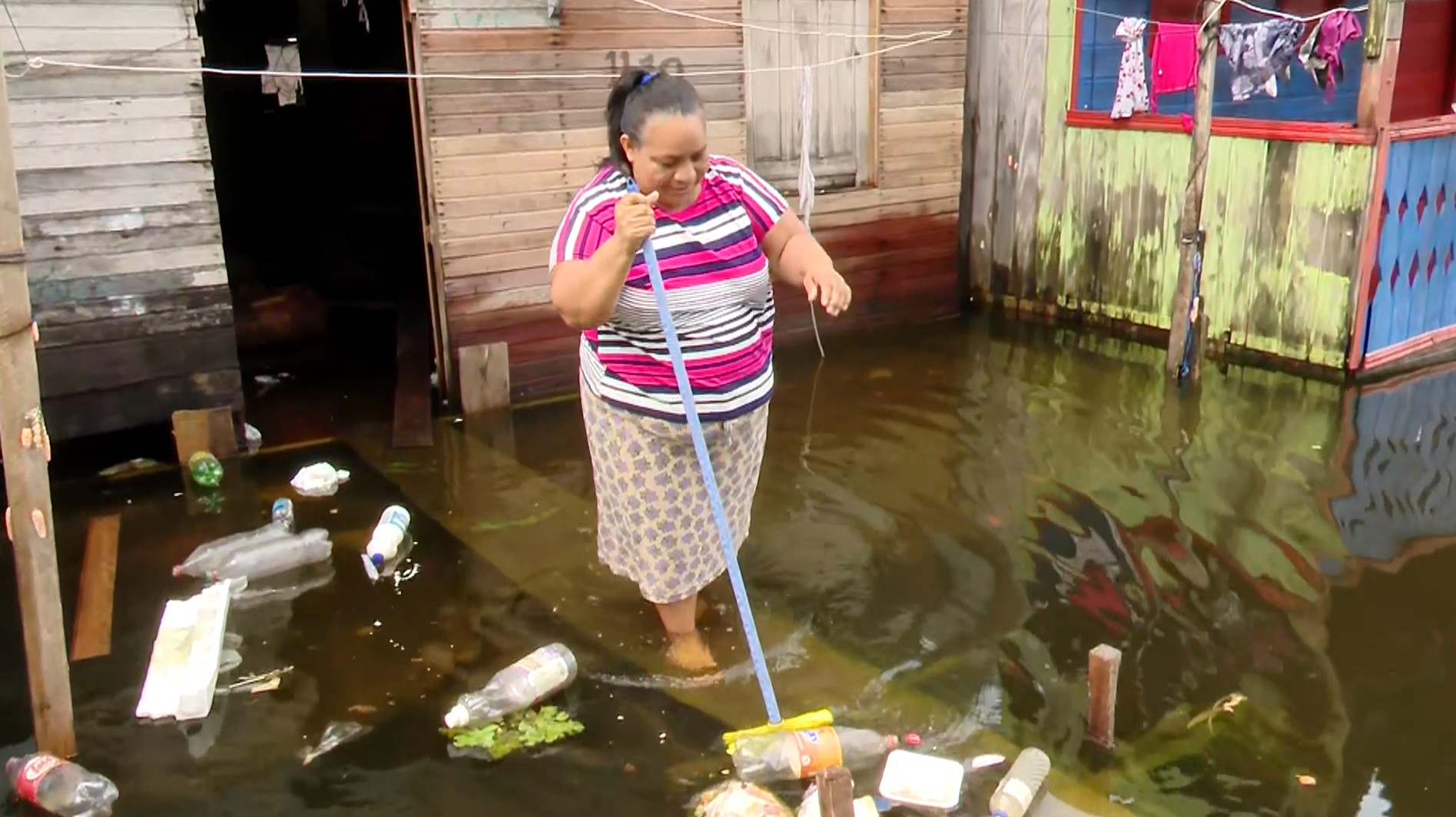 Rio Solimões invade ruas e casas em cidade do AM; 45 mil pessoas enfrentam transtornos pela cheia