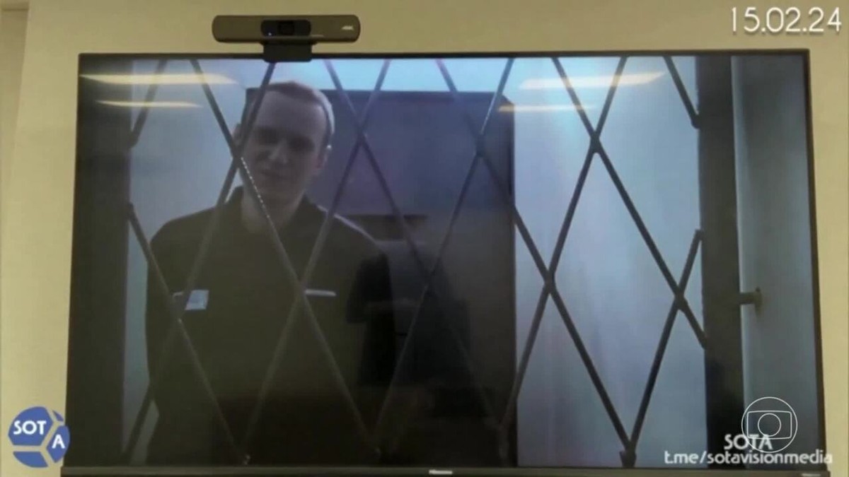 Um dia antes de morrer, Alexei Navalny fez piada com juiz e sorriu durante audiência na Justiça