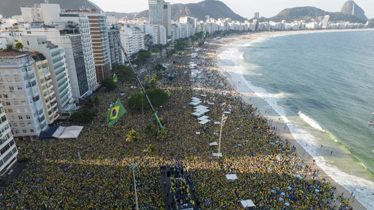 É #FAKE que foto de multidão na praia de Copacabana seja de ato a favor de Bolsonaro no domingo; imagem é de 2022 - Post enganoso usa foto de ato de 7 de Setembro de 2022, no bicentenário da Independência, como se fosse imagem de manifestação deste domingo (3).