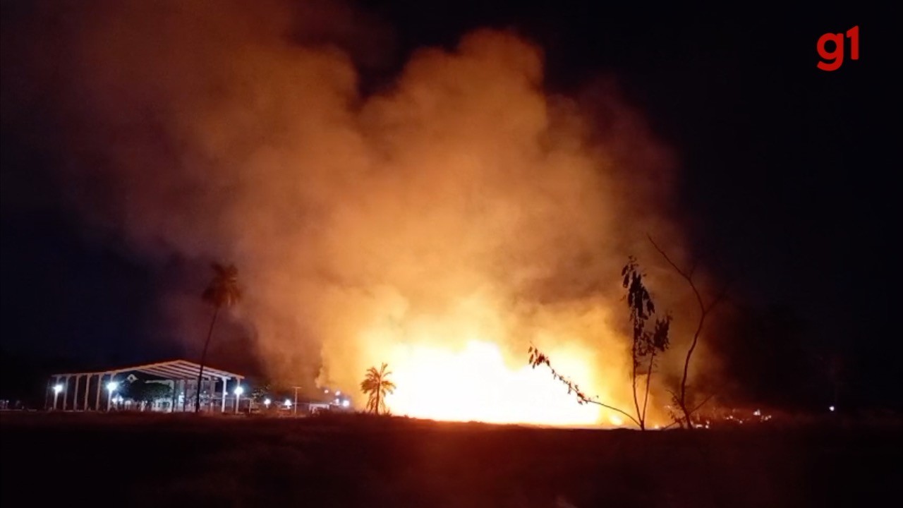 VÍDEO: incêndio atinge terreno e chamas colocam Educandário em risco em Campo Grande