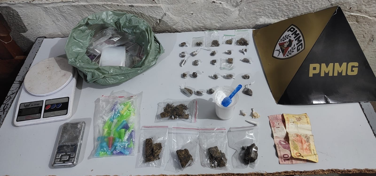 Morador é preso após PM encontrar cocaína, haxixe, maconha e crack em casa com apoio de cão farejador