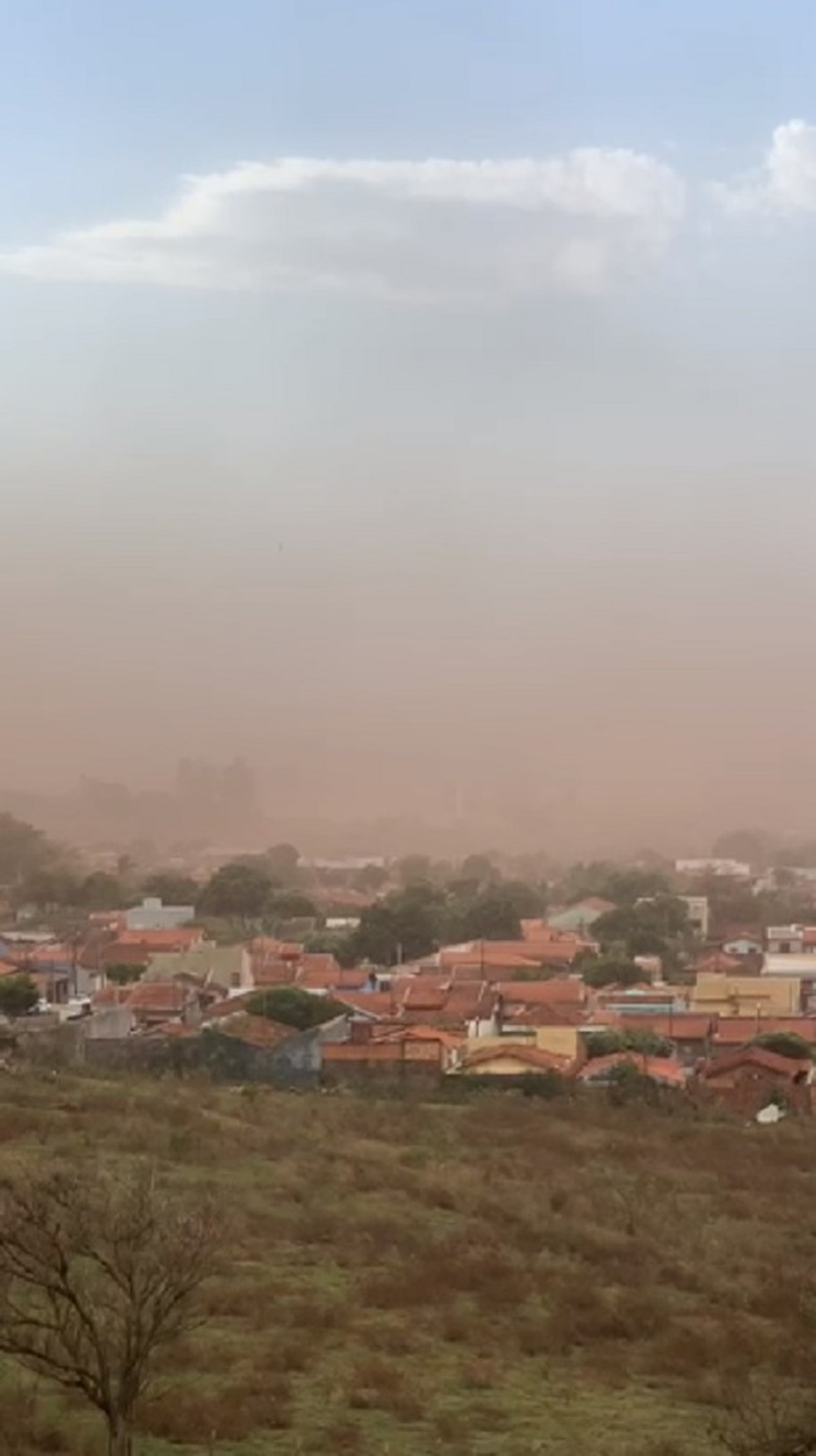 Forte ventania atingiu Ourinhos e Santa Cruz do Rio Pardo — Foto: Arquivo Pessoal