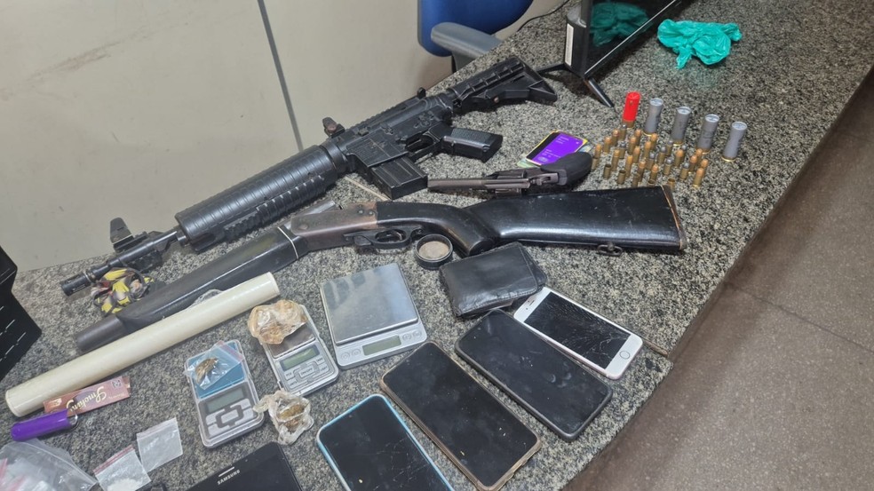 Armas e celulares apreendidos com criminosos ap&oacute;s assalto a posto de combust&iacute;veis no RN &mdash; Foto: Cedida