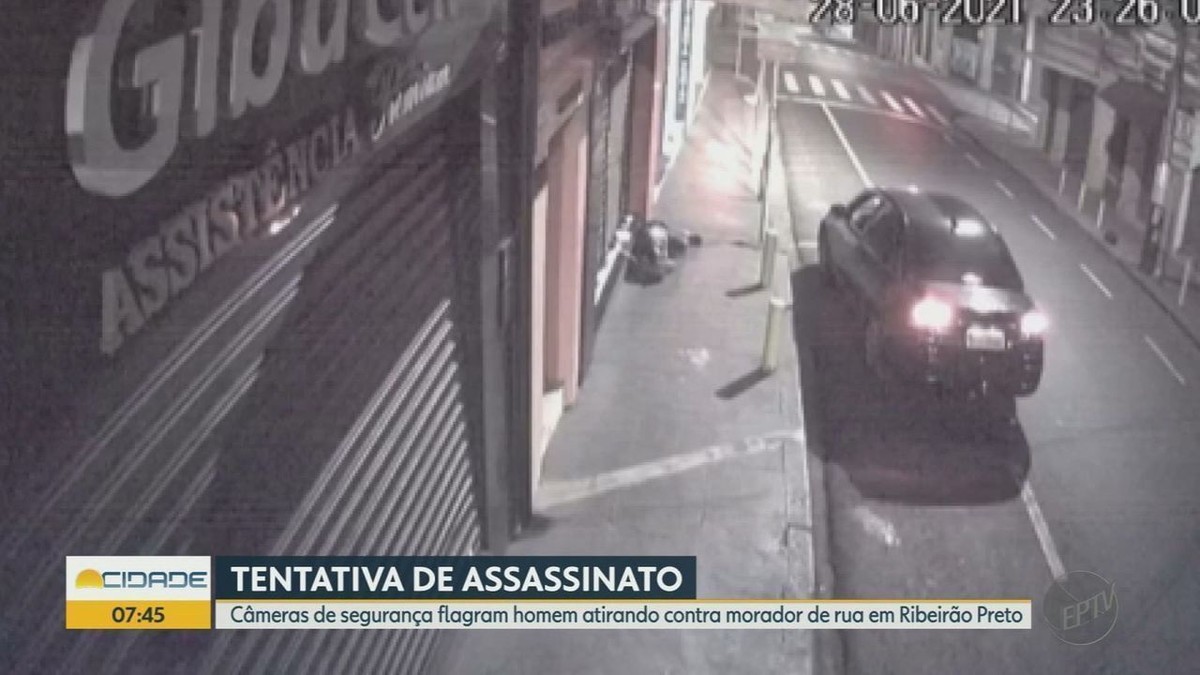 Câmera de segurança registra tentativa de assassinato contra morador de rua