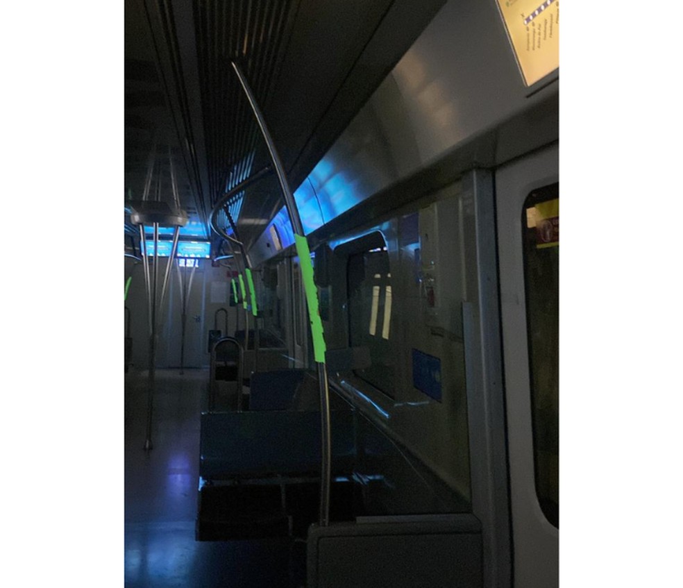 Luzes foram desligadas enquanto o jovem estava preso dentro do metrô — Foto: Redes sociais