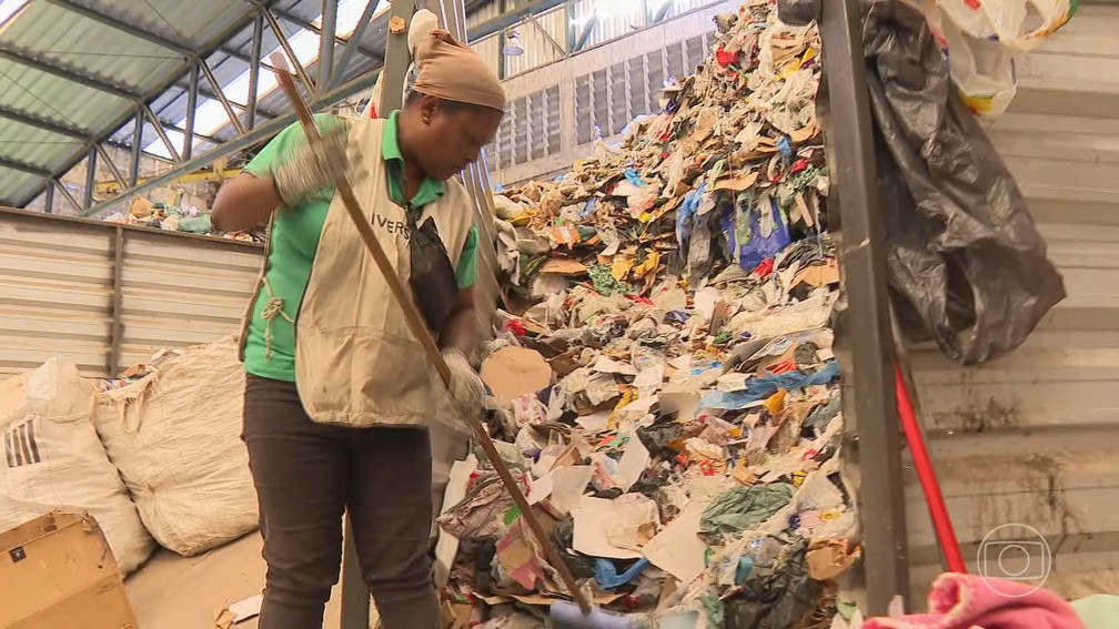 Ana Cristina dos Santos exalta a dignidade do trabalho de reaproveitamento do lixo — Foto: Reprodução/TV Globo