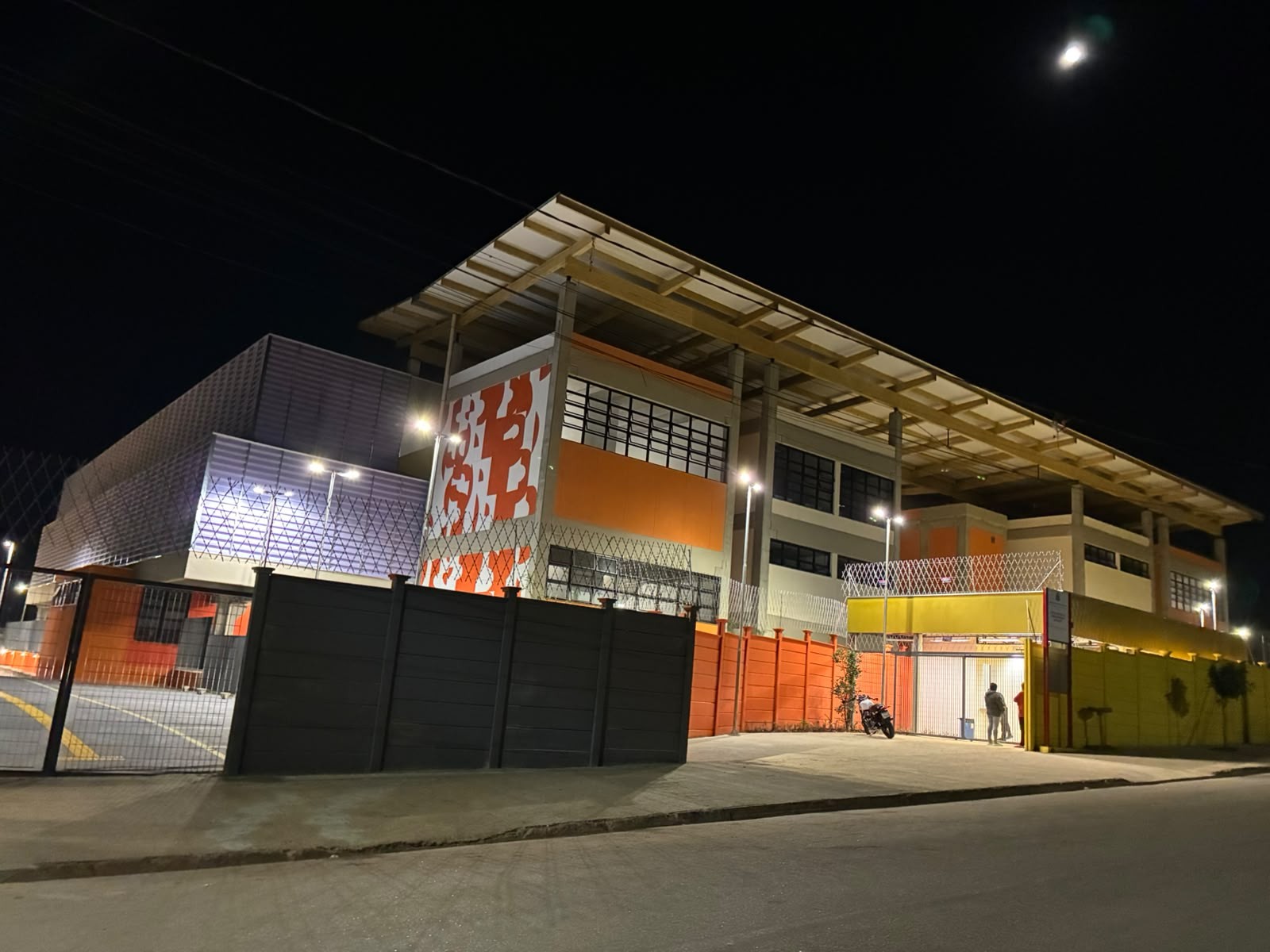 Quadrilha armada invade escola recém-inaugurada, faz dois reféns e rouba mais de R$ 400 mil em eletrônicos em Itapetininga