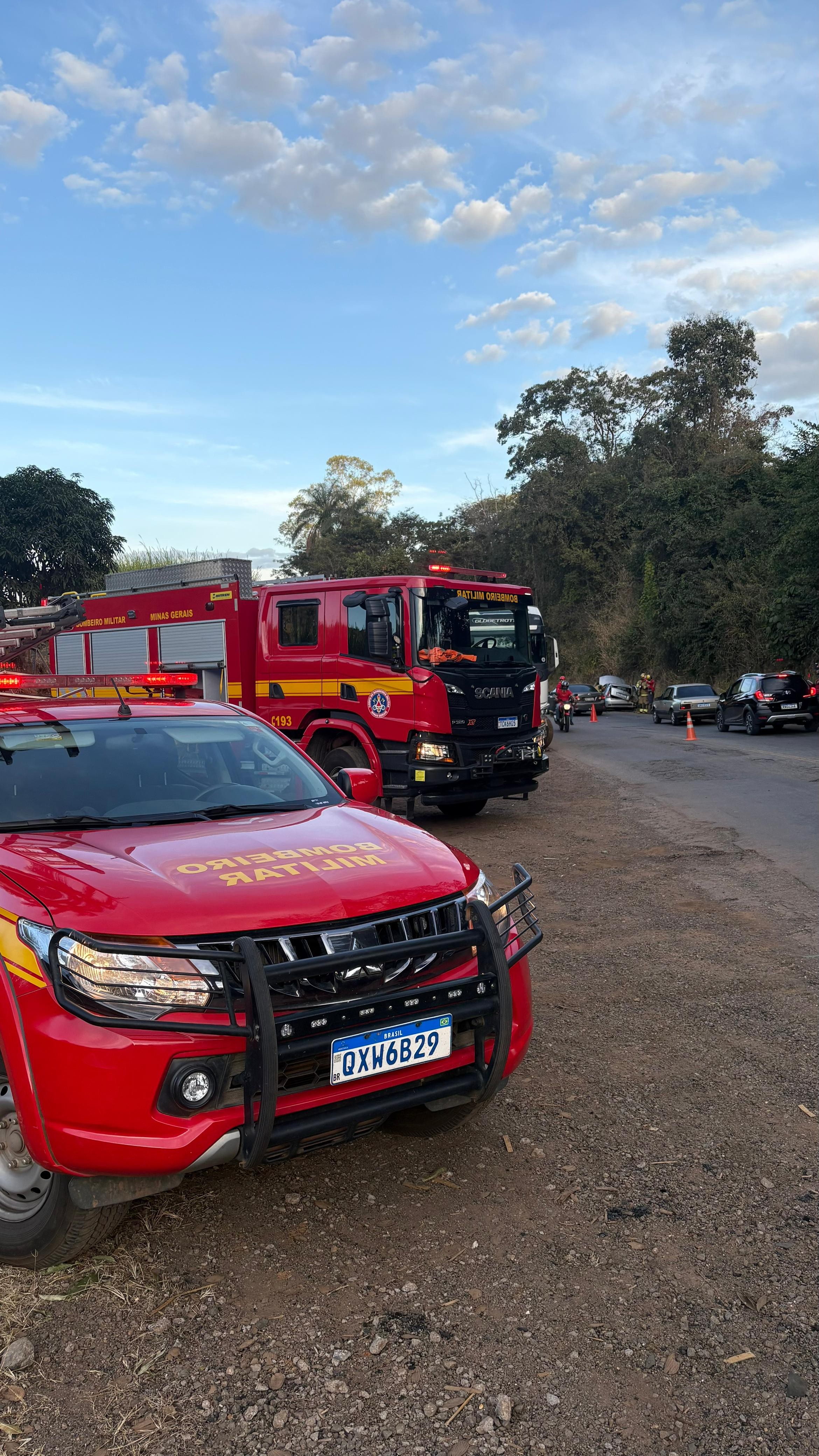 Adolescente fica gravemente ferido após acidente entre carro e carreta na MG-352, em Pitangui