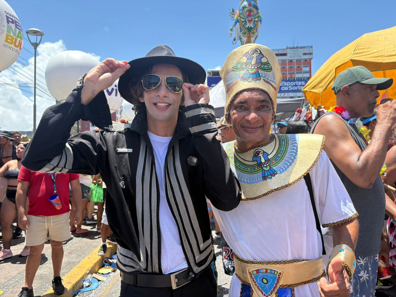 Michael Jackson encontra faraó e 'recria' clipe do Rei do Pop no Galo da Madrugada; VÍDEO