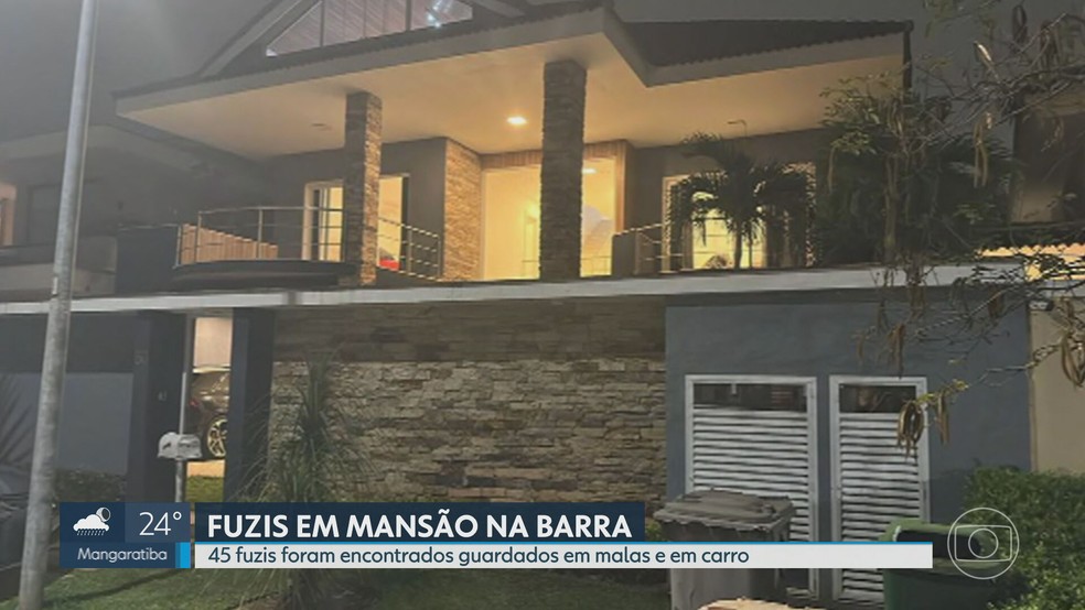 Fuzis são apreendidos em mansão na Barra — Foto: Reprodução/TV Globo