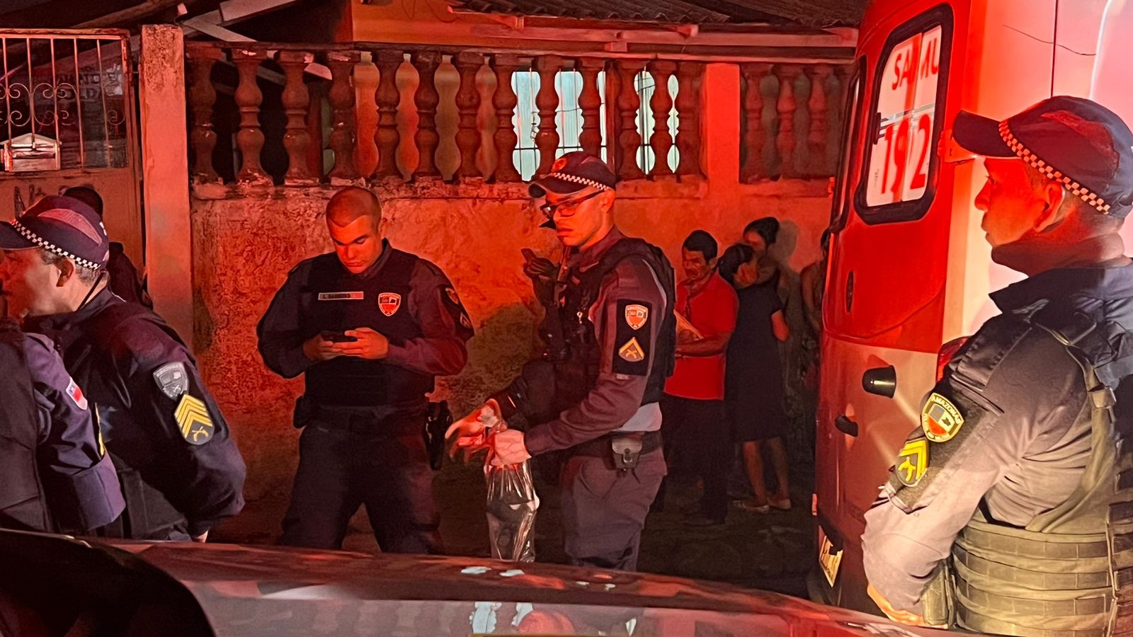 Suspeito de assalto morre e mulher fica ferida após acidente com moto roubada em Manaus