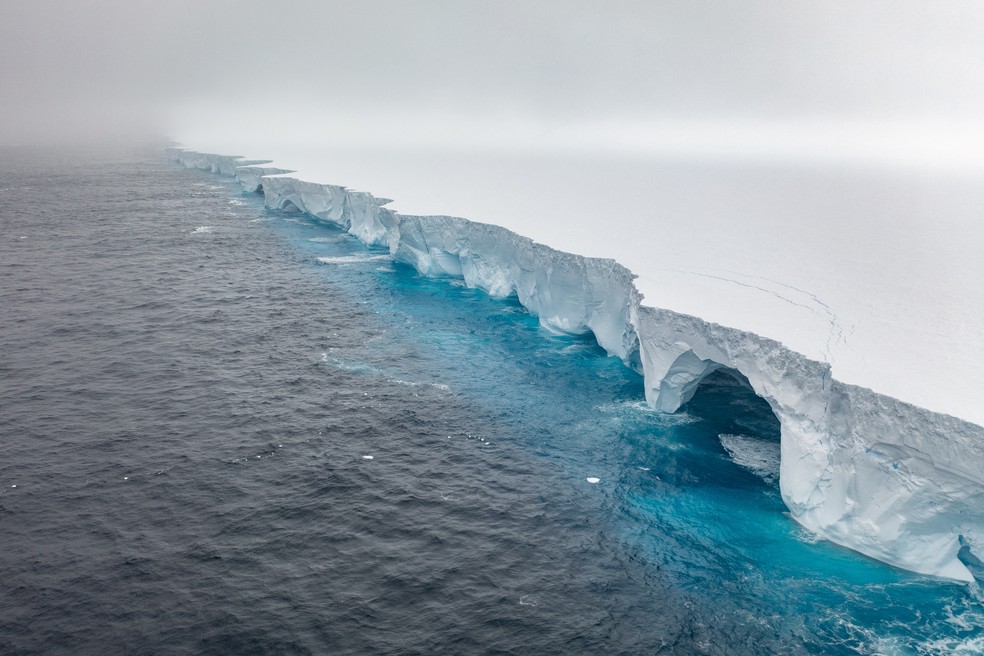 Vista aérea do iceberg A23a nas águas do Oceano Antártico, na costa da Antártida, em 14 de janeiro. — Foto: Ian Strachan/ EYOS Expeditions /AFP