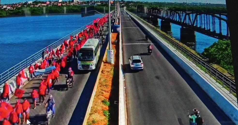 Manifestantes do MST passam pela Ponte de Igapó na manhã desta terça-feira (22). — Foto: PRF/Cedida