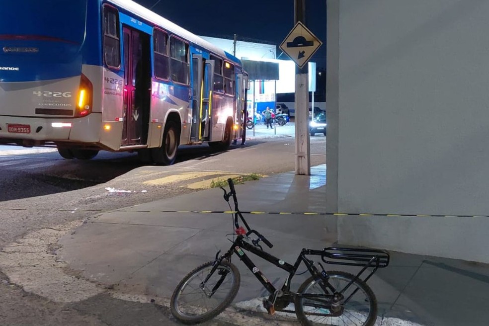 Estudante fica ferido após bater bicicleta contra transporte coletivo de Campo Grande — Foto: José Aparecido/TV Morena