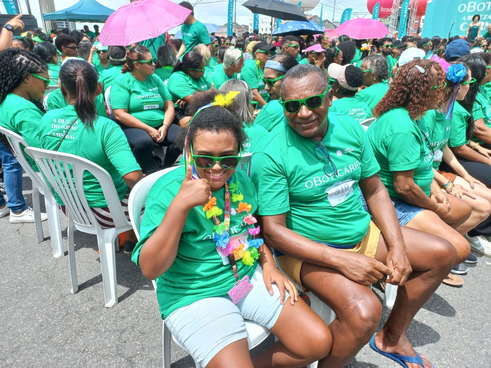 Recife entra no Guinness Book ao bater recorde de 'revezamento de aplicação de perfume'; entenda
