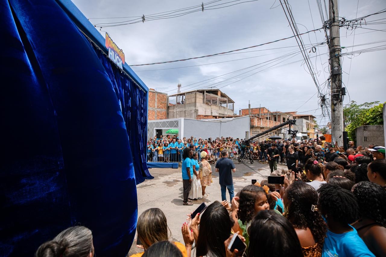 Luciano Huck grava quadro especial do 'Domingão' em Lauro de Freitas