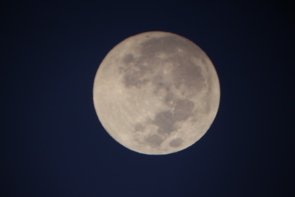Superlua registrada nesta terça-feira em Bauru — Foto: Observatório de Astronomia da Unesp/ Divulgação
