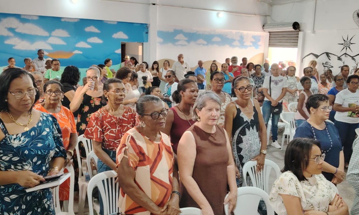 Ação em alusão ao mês da mulher promove palestras, limpeza de pele, corte de cabelo, designer de sobrancelha e outros serviços em Feira de Santana