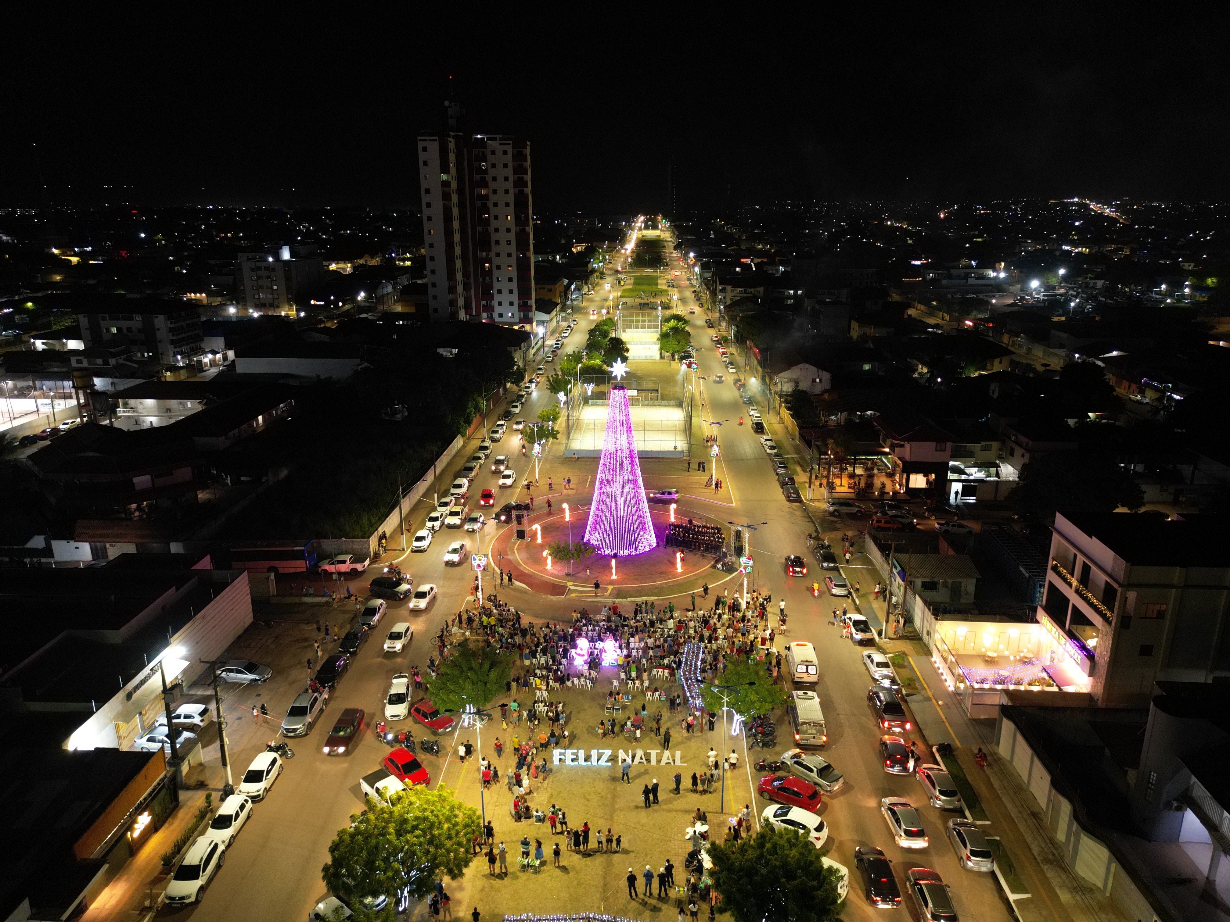 Árvore de Natal com mais de 22 metros é inaugurada na rotatória da Anysio Chaves, em Santarém