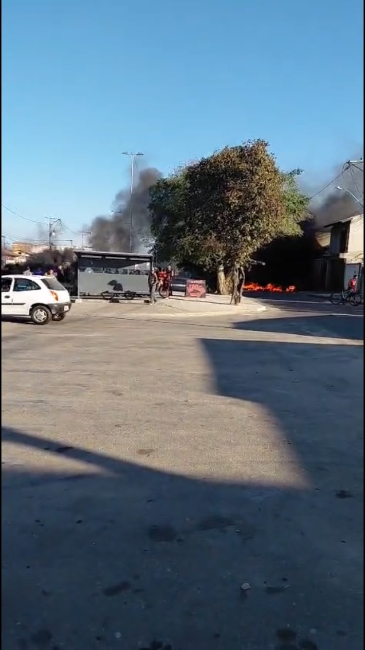 Ataque a tiros em campos deixa um homem morto e depois feridos; moradores fazem manifestação