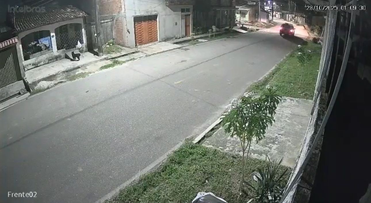 Viatura da PM é alvo de pelo menos 40 tiros por homens encapuzados em Ananindeua; VÍDEO