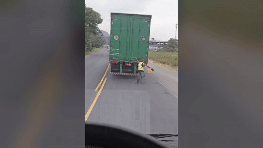 VÍDEO: homem se pendura em caminhão, escorrega e quase é atropelado - Foto: (Reprodução/Redes Sociais)